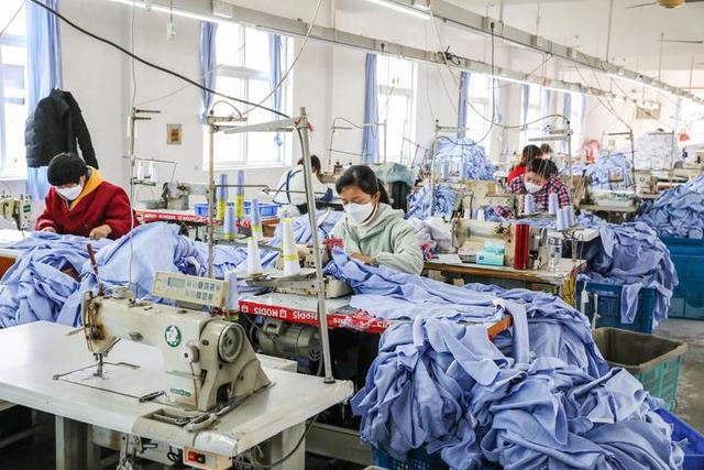 長塘鎮 外貿服裝加工忙 流水作業趕訂單